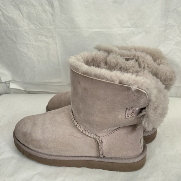 UGG🔴Classic bailey bow boots size 9 - Picture 11 of 12